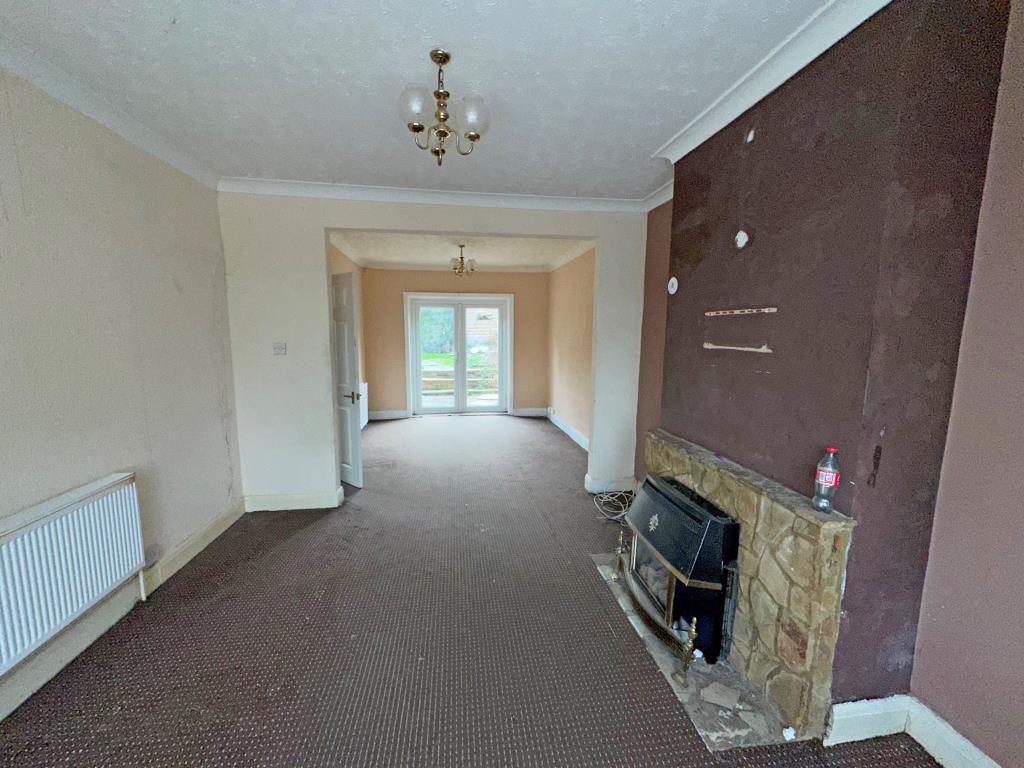 Lot: 123 - FIVE-BEDROOM DETACHED HOUSE WITH GARAGE AND GARDEN FOR IMPROVEMENT - Living Space